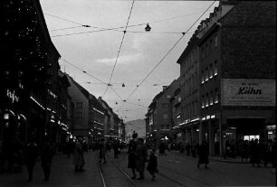 Freiburg: Vorweihnachtliches Freiburg, Kaiserstraße und Fußgänger bei Dämmerung