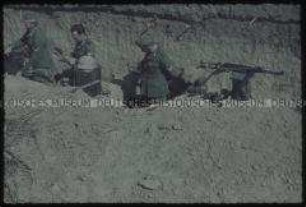 Soldaten in einem Panzergraben bei Dalnik vor Odessa