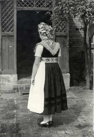 """Halbdeutsche"" Schleifer Tracht aus Rohne, Brautjungfer" : Kleidung - Schleifer Tracht. Ort: Rowno / Rohne. "Halbdeutsche" Schleifer Tracht. Brautjungfer (družka) zur jungen Hochzeit, ledige Patin.