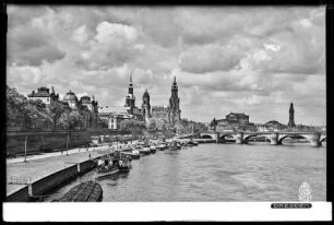 Dresden, Terrassenufer mit Dampferanlegestelle, Blick zur Katholischen Hofkirche und Augustusbrücke