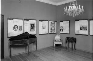 Halle (Saale), Händel-Haus. Raum 5: Händel als Kapellmeister des Kurfürsten von Hannover. Ecke mit Schautafeln, Spinett von H. Neupert (Bamberg, vor 1940) und "Blumenkrippe" (Mitte 18. Jahrhundert)