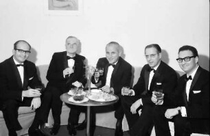 Freiburg: Hotel Stadt Freiburg; Freiburgs "Diplomatisches Corps" empfängt; fünf Konsuln; Dettinger, Freund, Olvic, Sennhauser, Carfi