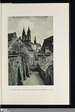 Die roten Stufen; links der Renaissancegiebel des ersten Burgtores