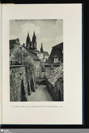 Die roten Stufen; links der Renaissancegiebel des ersten Burgtores