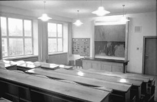 Freiburg: Handelsschule; Physiksaal Handelsschule; mit Fenster