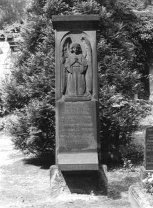Grabmal der Familie Johann Gottfried Schleinitz : Grabmal der Familie Johann Gottfried Schleinitz. Sandstein. nach 1867. Dresden-Johannstadt, Trinitatisfriedhof