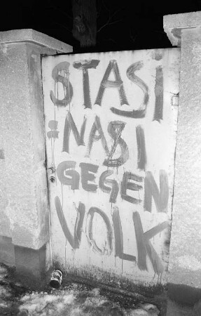 Besetzung der Bezirksverwaltung des Ministeriums für Staatssicherheit der DDR (BVfS) / Amt für Nationale Sicherheit (AfNS) Dresden am 5. Dezember 1989. Fotoserie. Aufnahmezeit: ab ca. 17.30 Uhr