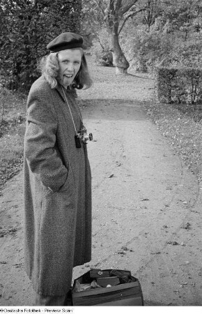 Renate Rössing mit Kamera vor der Gärtnerei der Orangerie des Schlosses Belvedere