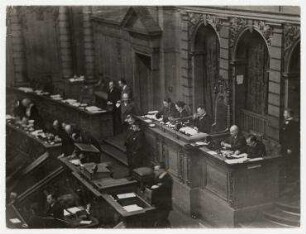 Stimmzettelabgabe für die Vizepräsidentenwahl während einer Reichstagssitzung in Berlin