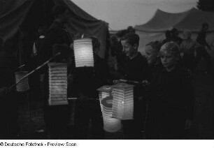 Jungen mit Lampions