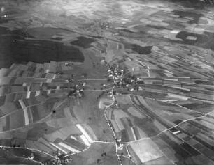 Tirschendorf bei Ölsnitz im Vogtland; im Hintergrund das Dorf Raasdorf