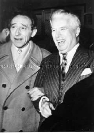 Jean Cocteau und Charlie Chaplin in Cannes