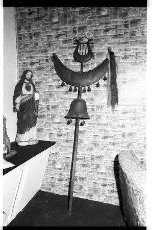 Schellenbaum und Christusfigur