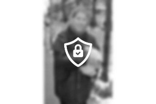 Innenstadt: [Name maskiert] trägt Einkaufstüte mit Kartoffeln: 9. Dezember 1998