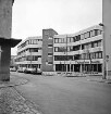 Kreissparkasse Stormarn: Hagenstraße: Zentrale: vor Einweihung, mit Firmenname: davor parkende Autos, Autos auf Straße: hinten Historisches Rathaus