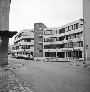 Kreissparkasse Stormarn: Hagenstraße: Zentrale: vor Einweihung, mit Firmenname: davor parkende Autos, Autos auf Straße: hinten Historisches Rathaus