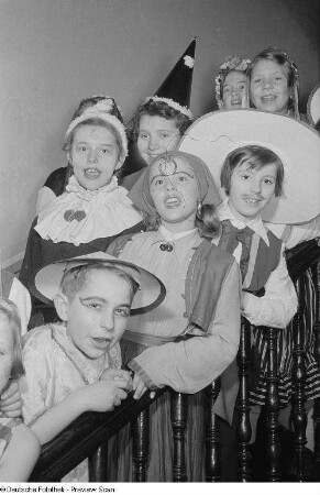 Eine Gruppe kostümierter Kinder bei einer Faschingsfeier im Haus der Pioniere