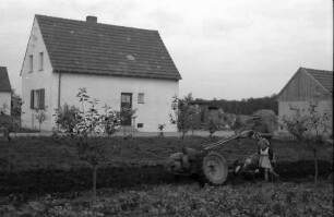 Nierswalde: Siedlung C; Motorpflug und Siedlungshaus