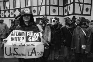 Demonstration gegen das NATO-Manöver Flinker Igel, an dem 52.000 Soldaten aus verschiedenen NATO-Staaten teilnahmen, um nukleare und konventionelle Kampfsituationen zu simulieren, Bayern