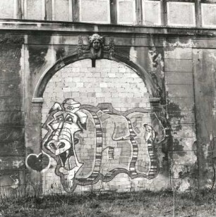 Böhlen-Großdeuben. Ehemaliges Gut (18./19. Jh.). Torhaus (um 1700/1710). Durchfahrt (vermauert) mit Graffiti