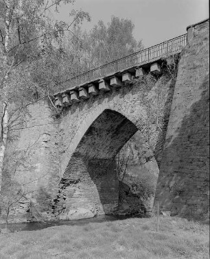 Freiberg-Halsbach. Talstraße. Straßenbrücke (Alte Dresdner Straße; 1576) über di Freiberger Mulde (Massive Bogenbrücke (Spitzbogen mit 13 m Weite und 10 m Scheitelhöhe)