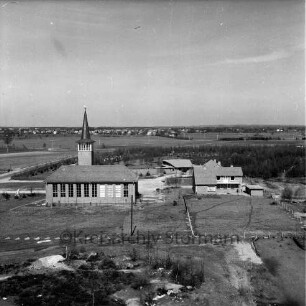 Kirchliches Zentrum Harksheide der evangelisch-lutherischen Kirchengemeinde Harksheide: die Kirche links, rechts das Pastorat, mittig die Friedhofskapelle, dahinter der Friedhof Harksheide: Blick vom Rathausgebäude nach Norden