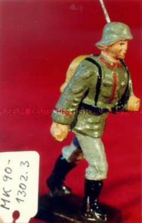 Sechs Infanteristen, marschierend