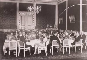 Musiksalon : Kurhaus (1814-1816; Carl Theodor Severin). Hochzeitsgesellschaft im Musiksalon
