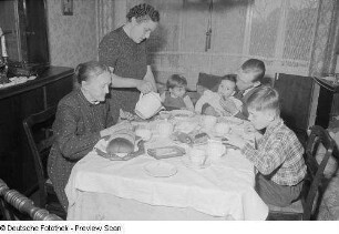 Eine Familie beim Mittagessen