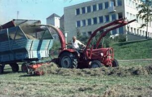 Feldtest vor den Lehstuhlgebäuden Weihenstephan