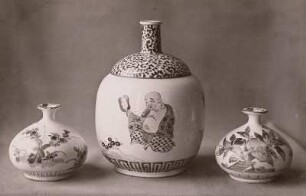 Kugelige Flasche mit engem zylindrischem Hals und zwei niedrige Flaschen von gedrungener Form