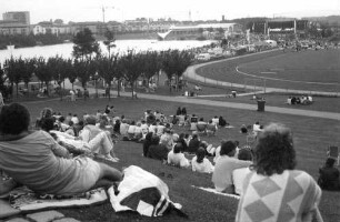 Freiburg: Seepark, Open Air Classic Konzert, Blick vom Aussichtsberg, mit Publikum