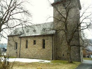 Ewersbach-Margarethenkirche-Ansicht von Norden mit Kirchturm (13 Jh) sowie Langhaus (im Kern 11-12 Jh - im 13 Jh nach Osten verlängert und erhöht) im ehemaligen Kirchhof (im 19 Jh aufgelassen)