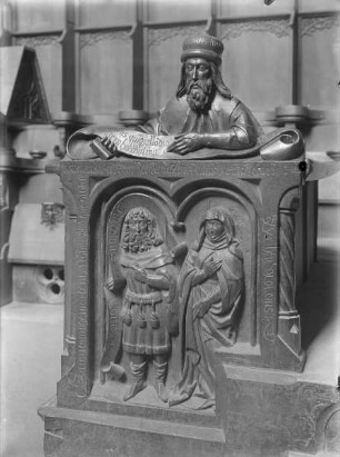 Chorgestühl — Pultwange mit dem Relief des Grafen Anselm III. von Tübingen und seiner Gattin Bertha (Berchta)