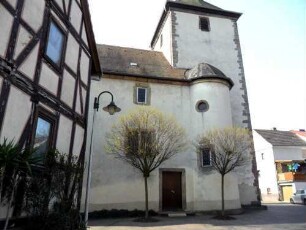 Dillich-Evangelische Kirche - Kirchturm (Gründung 12-13 Jhd) von Norden sowie Langhaus (einst festes Langhaus) mit nachträglichem Treppenturm zu den Emporen