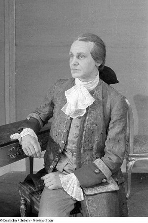 Szenenbilder eines Theaterstücks mit Walter Schramm : Sommer 1947