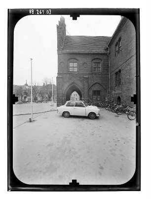 Jüterbog, Markt 21. Rathaus (Baubeginn 1499). Gerichtslaube (1849/1850) von Westen