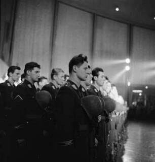 Großer Zapfenstreich in der Schwarzwaldhalle anlässlich der Verabschiedung des Kommandierenden Generals der Luftwaffengruppe Süd, Generalmajor Plocher.