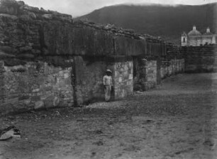 Ruinen : Ruinen des Tempels von Mitla. Im Hintergrund die Kirche San Pablo.