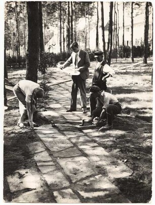 Serie Arbeitsfotos. Garten Elsbeth Heddenhausen ?: Plattenverlegung