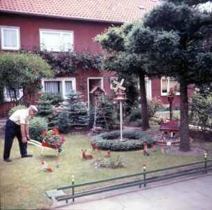 Hamburg. Bewohner eines Reihenhauses gestaltet den Vorgarten