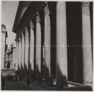 Rom, Kirche Sancta Maria ad Martyres (Pantheon), Blick auf die Vorhalle