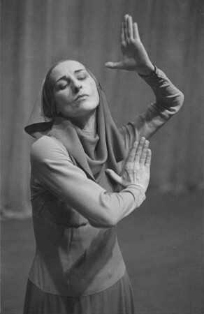 Aufnahmen der Tänzerin Dore Hoyer während eines Auftritts in der Deutschen Staatsoper in Berlin