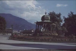 Reisefotos Norwegen. Pavillon im Stadtpark Bergen. Im Hintergrund Berg Ulriken
