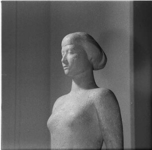 Schwimmerin : Schwimmerin. Gips, getönt (vor 1958; W. Arnold). Bruststück