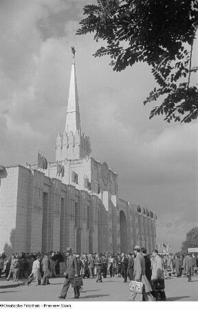 Blick auf den Eingangsbereich des sowjetischen Pavillons der Leipziger Herbstmesse 1954