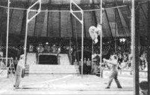 Turnakrobatik im Circus Busch in Berlin (Ost)