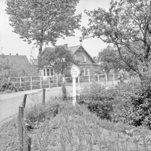 Barnitz: Brücke am Schwarzen Damm mit Geländer: vorn Verkehrsschild: hinten Haus zwischen Bäumen