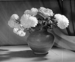 Chrysanthemen in Vasen. Ansicht in bauchiger Keramikvase