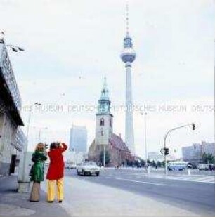 Blick von der Karl-Liebknecht-Straße auf Marienkirche und Alexanderplatz in Berlin (Ost)